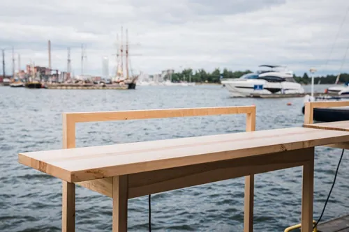 Pöytä meren äärellä