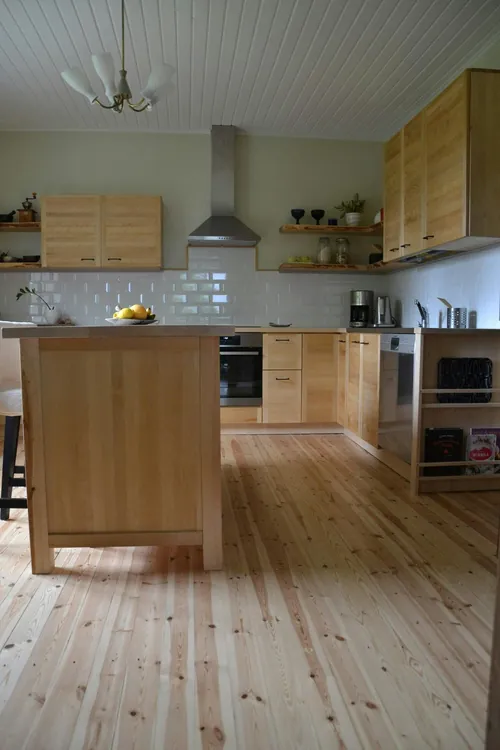 Täyspuinen keittiö